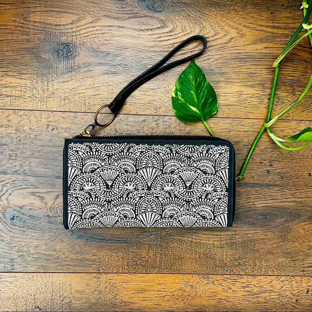 Universal Threads Wristlet